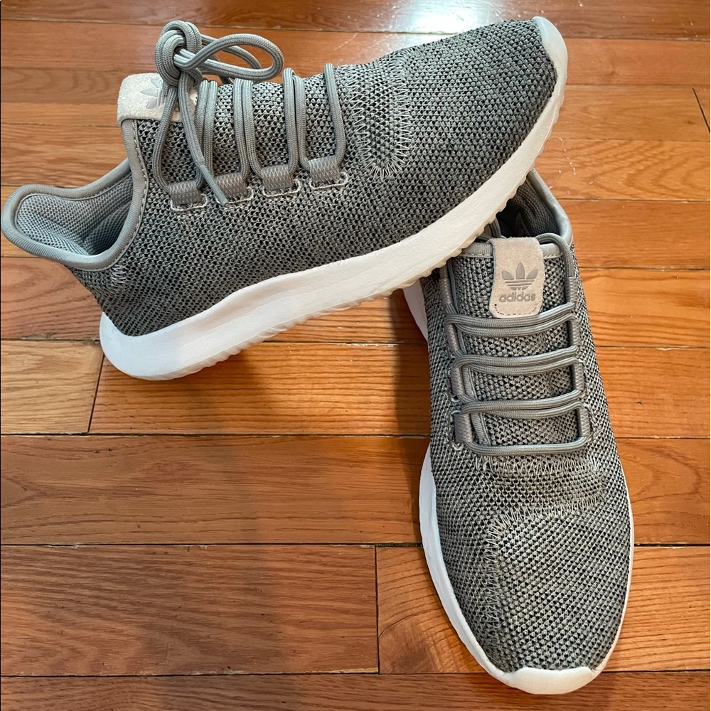 LIKE NEW ADIDAS SNEAKERS